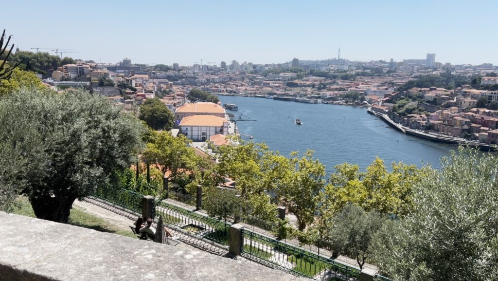 Vista do miradouro próximo à Fonte da Mitra nos Jardins do Palácio de Cristal
