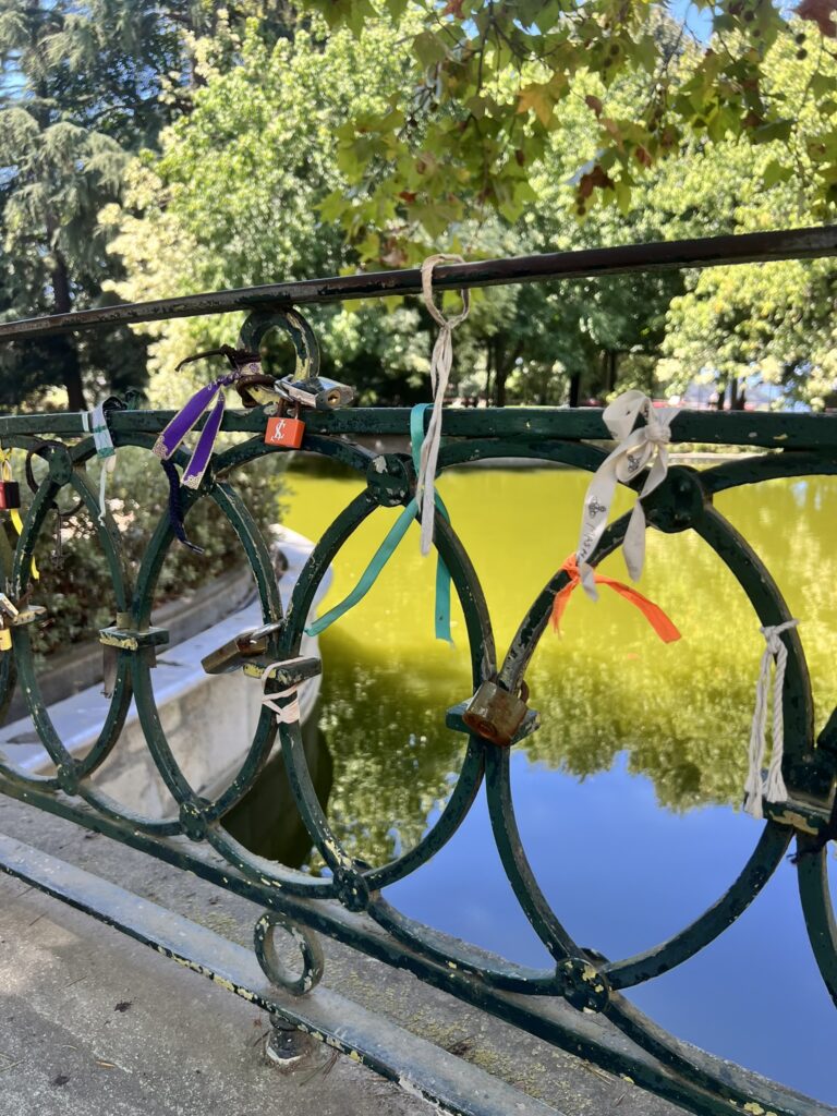 Ponte com cadeados junto ao lago dos Jardins do Palácio de Cristal