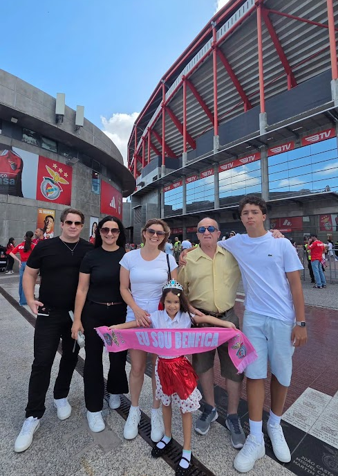 Familia em frente ao estádio